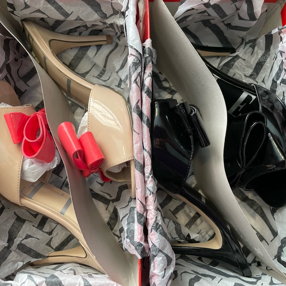 Elle Patent Bow Sandles
